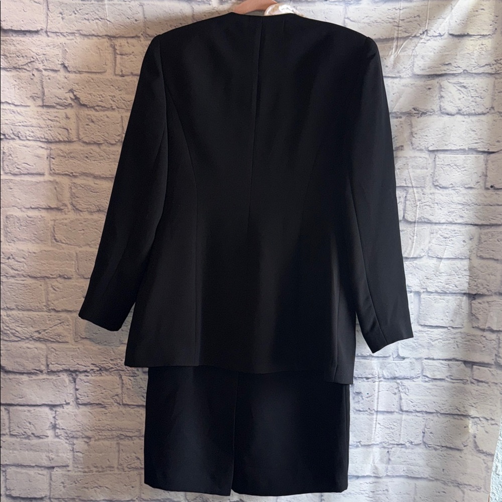 Elegant Black and White Women's Jacket with Skirt - Picture 4 of 13